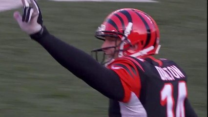 Dalton throws 10-yard TD pass to Gresham