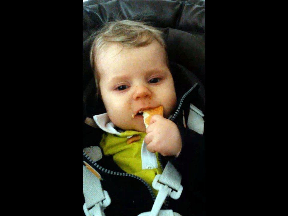 Mon fils qui mange un biscuit.