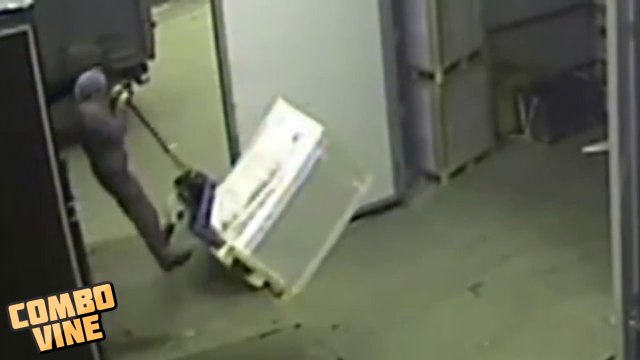 Éjecte par un transpalette, il s'éclate au sol! Ca c'est du FAIL de dingue...