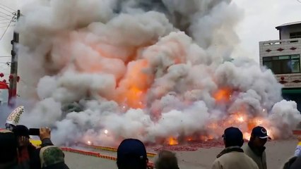 Des milliers de pétards explosent en même temps : DINGUE!