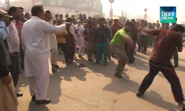 Clash started between PTI And PMLN workers in Faisalabad