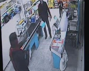 Kasiyer Çığlık Atınca Soyguncu Kaçtı