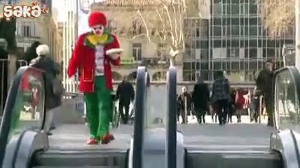 Anlık Şaka Yaparak Belasını Arayan Palyaço