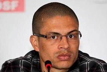 Alex Futbola Veda Etti