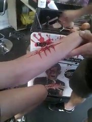 Regardez comment il fabrique une plaie en quelques secondes