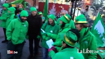 Petite action musicale de la CSC devant son "mur de la honte" dédié à Charles Michel