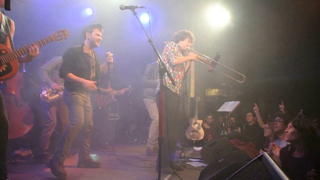 Les Hurlements d'Léo chantent Mano Solo avec Babylon Circus : Je taille ma route