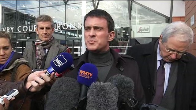 Photo de Hollande: Valls appelle au respect du président