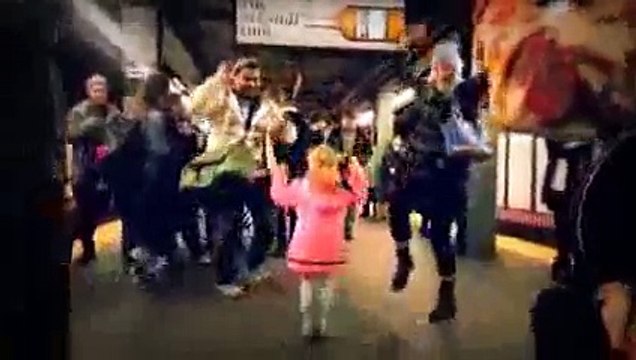 New York metrosunda küçük kızın dansı izlenme rekoru kırıyor