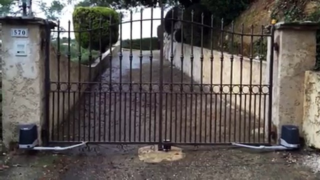 Automatismes Dandy de chez Normstahl posés par APG Accès Portes de garage  www.apg06.fr