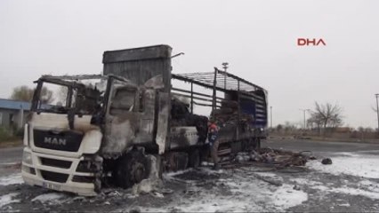 Çorlu'da Kumaş Yüklü Tır Yandı