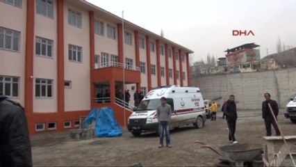 Hakkari'de Tesisat Ustası, Okul İnşaatında Kendini Astı