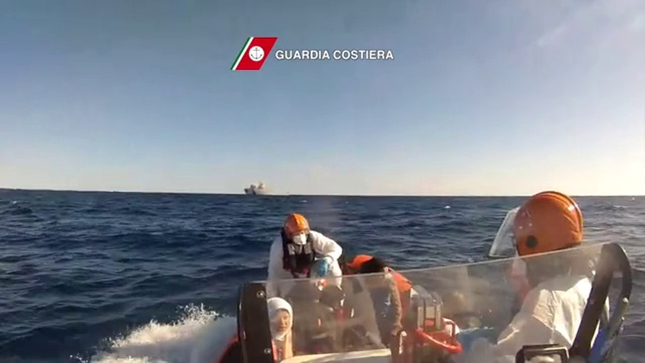 Canale di Sicilia - circa 600 migranti soccorsi dalla Guardia Costiera