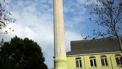 Kadın boyacı minare tepesinde ekmek parası kazanıyor