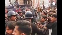 باكستان :وفاة شخص خلال مشادات بين أنصار رئيس الحكومة نواز شريف و أنصار عمران خان المعارض