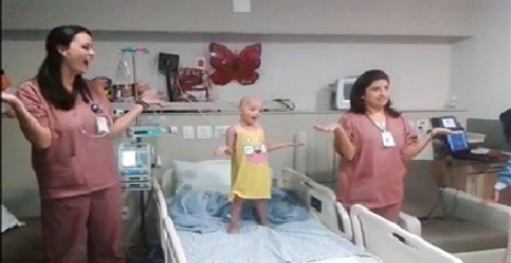 Lösemi Kız ve Hemşirelerinden Hastane Odasında Dans Şovu