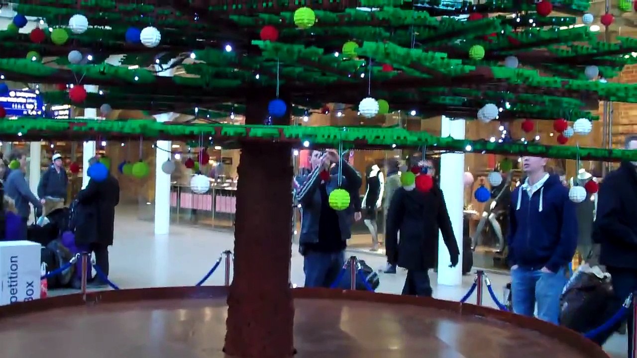 Sapins de Noël géant en LEGO à St Pancras