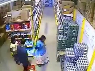 Elle vole des volumes impressionnants de marchandises en les cachant sous sa jupe