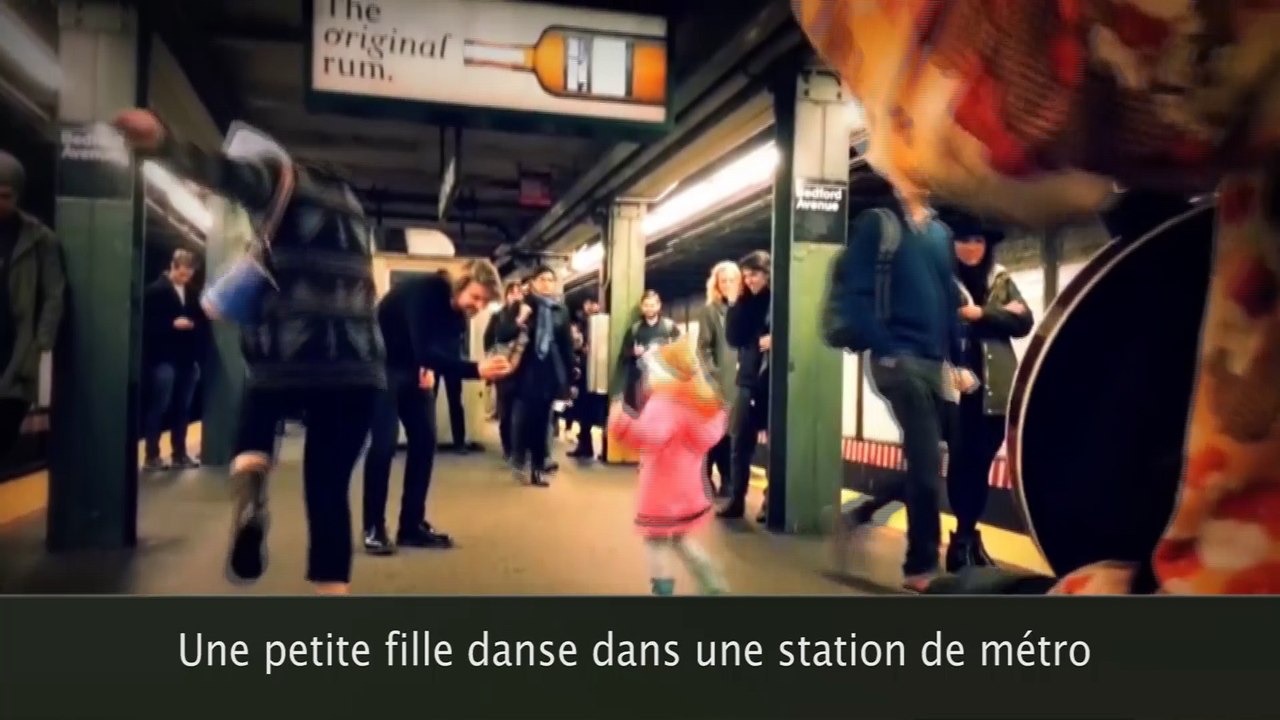 Un chat vert se balade dans la rue !
