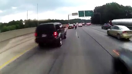 Un motard imprudent slalome entre les voitures