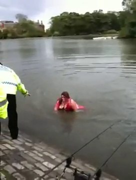 Une femme ivre n'arrive pas à sortir de l'eau