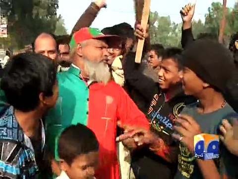 PTI supporters threaten to destroy Geo News DSNG van-Geo Reports-08 Dec 2014