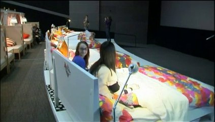 Russie : un cinéma propose de regarder des films dans un lit