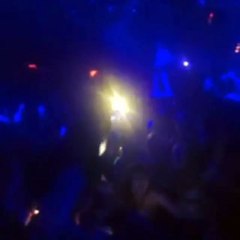 Dan Bilzerian met un coup de pied dans la tête d'une fille et se fait virer de la boîte!