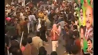PTI leader Lubna Malik comes face to face with PML-N supporters in Faisalabad