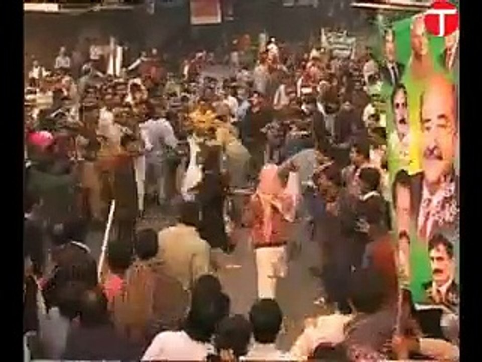 PTI leader Lubna Malik comes face to face with PML-N supporters in Faisalabad