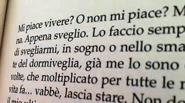 Flavio Insinna legge le prime righe del suo romanzo La macchina della felicità
