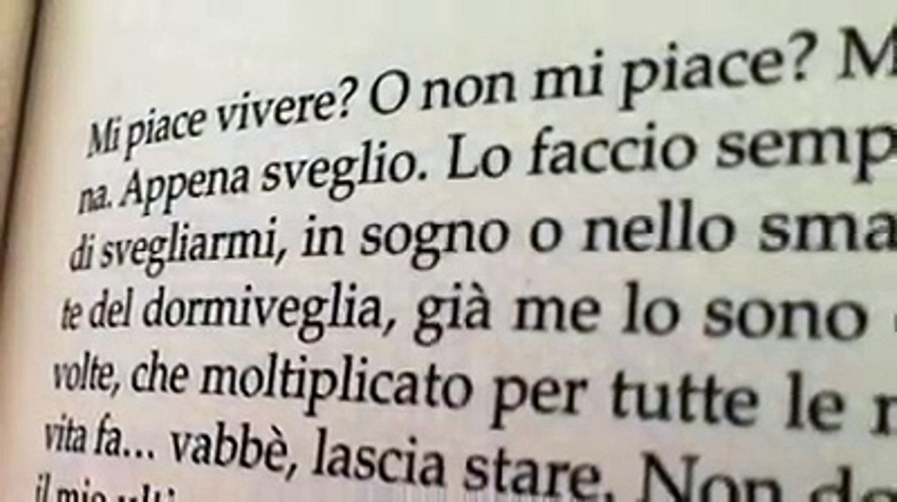Flavio Insinna legge le prime righe del suo romanzo "La macchina della felicità"