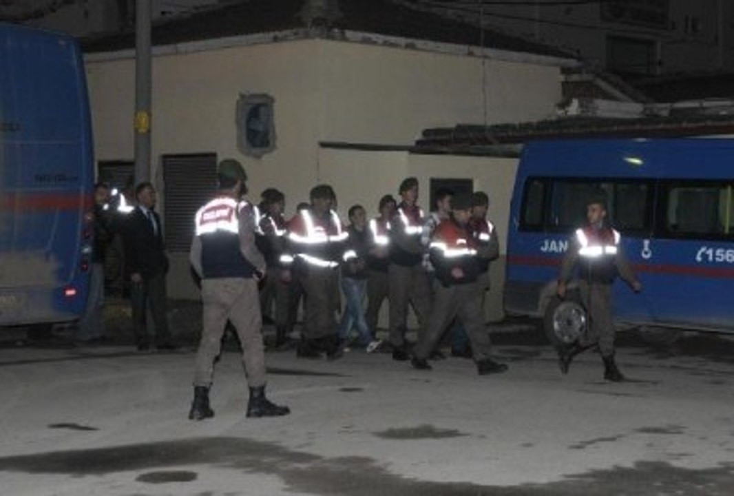 Cezaevi Yönetimine Tepki Gösteren Tutuklular Yatakları Yaktı