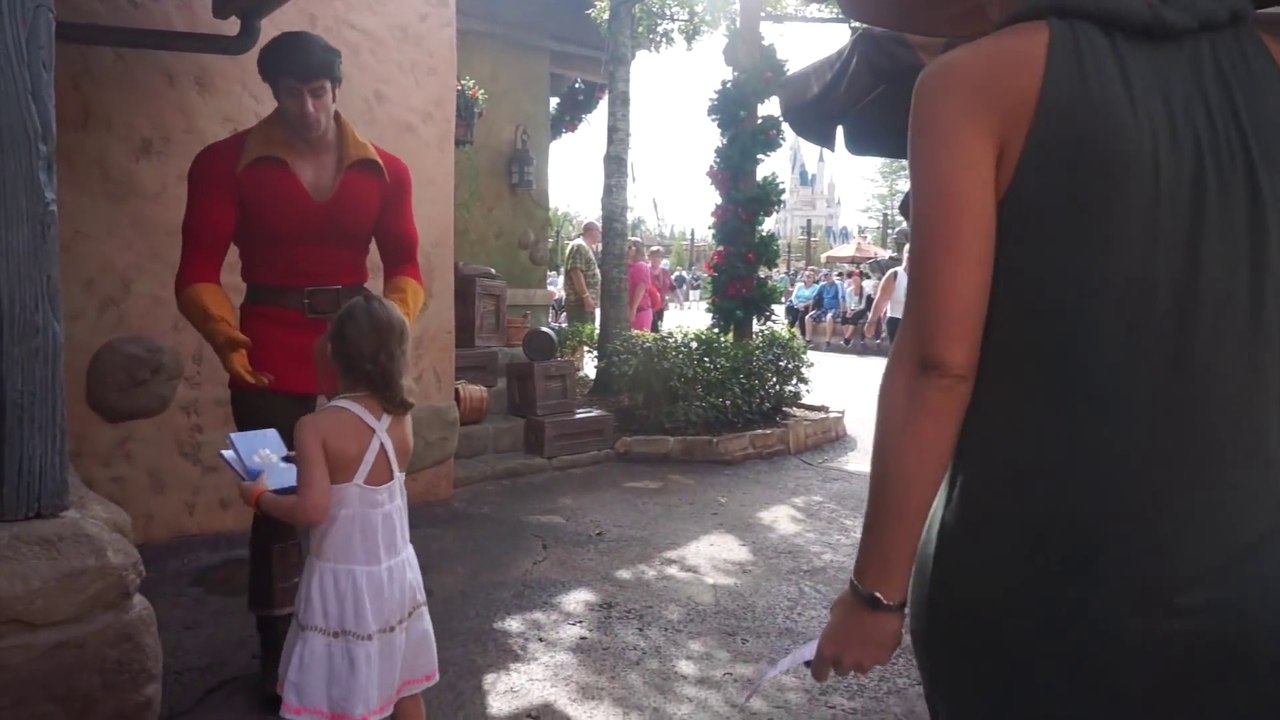Une petite fille dit ses 4 vérités à Gaston de La belle et la Bête à Disneyland! Trop mignon...
