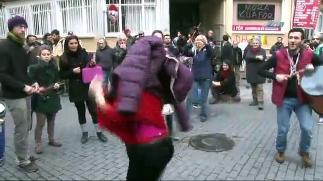 Kırmızı elbiseli kadından danslı protesto