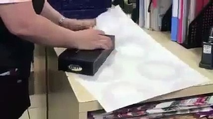 Emballer un cadeau de Noël à la perfection en moins de 15 secondes. WOW!