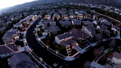 Un quartier résidentiel s'illumine pour Noël en Californie