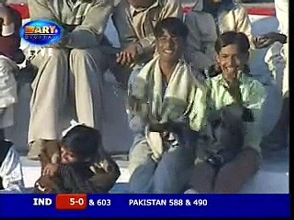 Shahid Afridi Opening the bowling, BOWLING FAST!! - YouTube