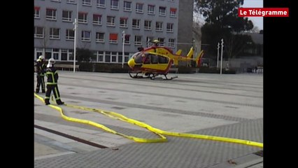 Lorient. L'hélicoptère se pose place de l'hôtel de ville !