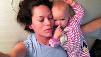 un bébé empêche une maman de dormir