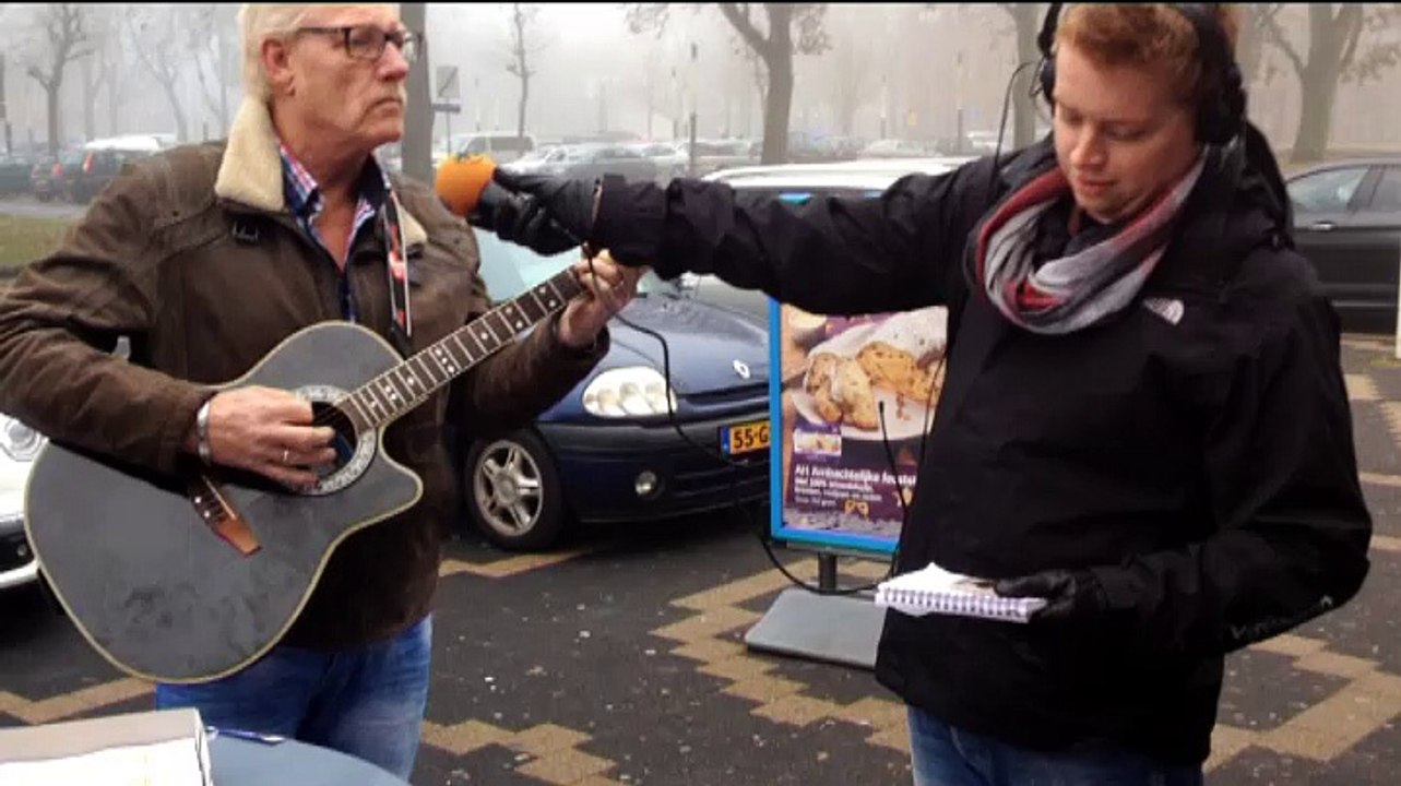 Wout van der Lei met gitaar voor de supermarkt in Stadskanaal - RTV Noord