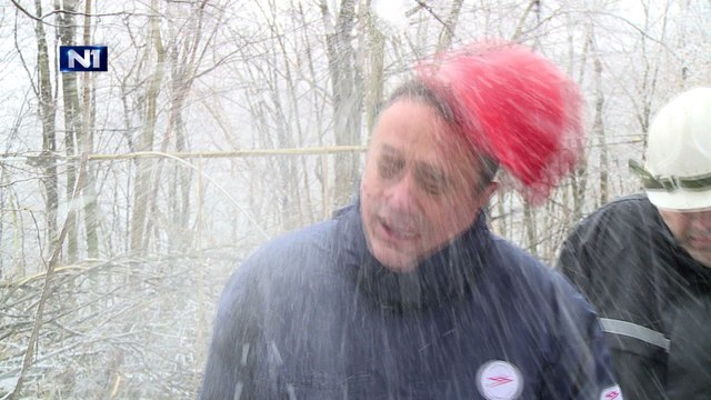 Un bloc de glace tombe sur la tête d'un ministre serbe