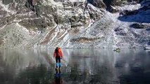 Marcher sur la glace transparente d'un lac gelé...