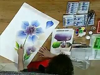 Sadece boya fırçası ile harika çiçek resimleri yapan kadın sanatçı