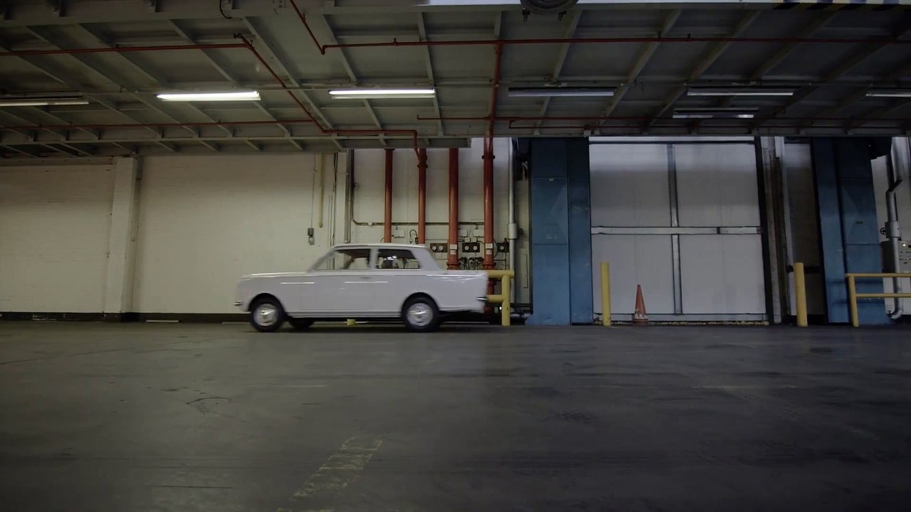 Une Opel Astra roule sur deux roues dans une usine