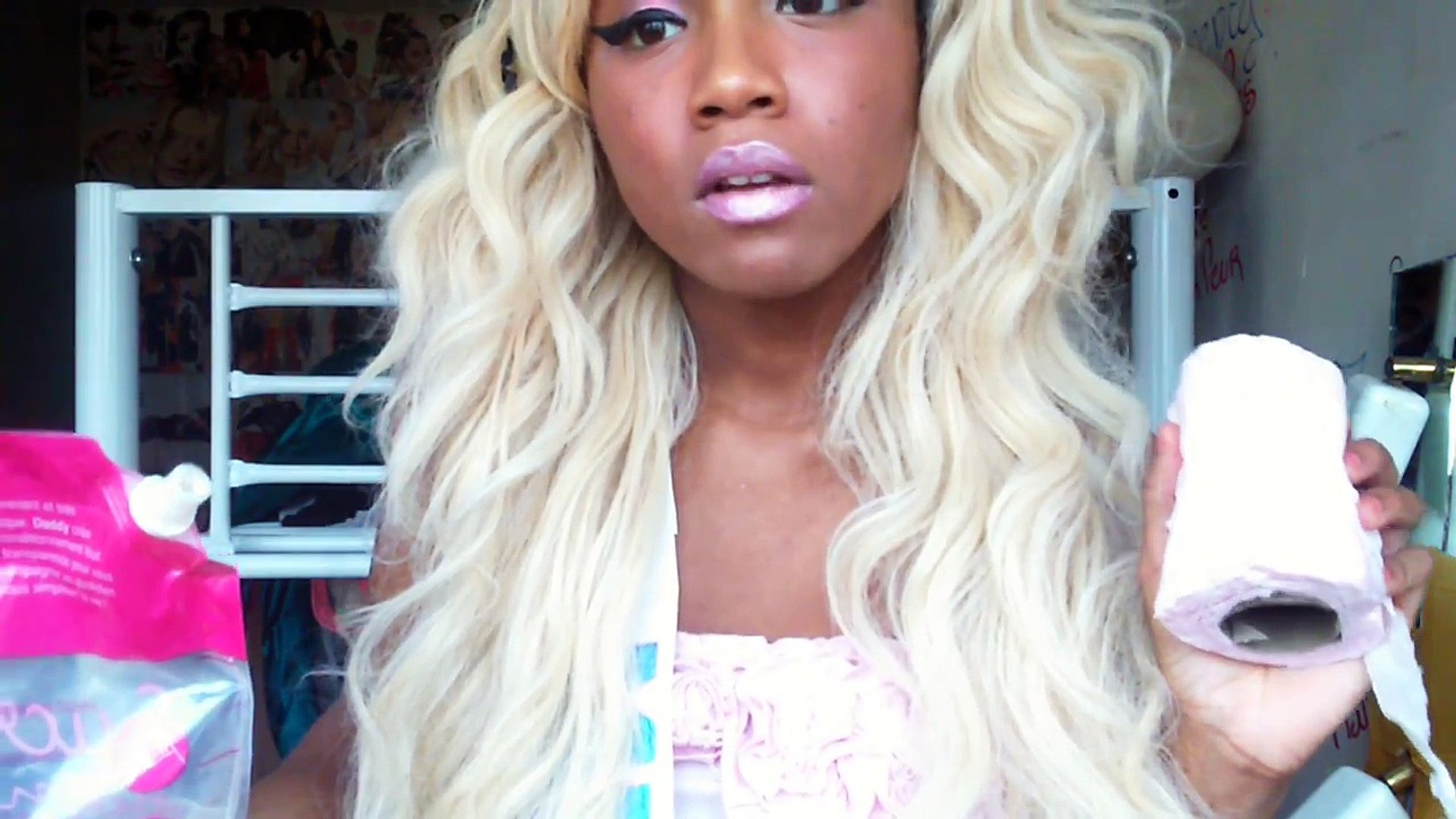 Olivia Zeline Mange Du Papier Toilette Video Dailymotion