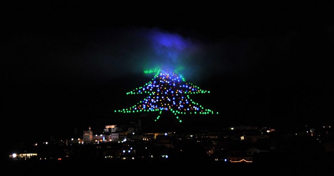 Le pape allume le plus grand sapin de Noël du monde