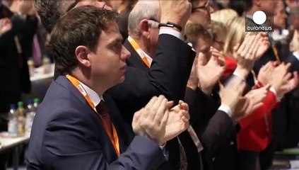 Alemanha: Merkel reeleita para a chefia da CDU