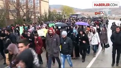 Arkadaşlarını Kazada Kaybeden Üniversiteliler Yol Kapattı