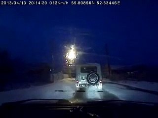 Un policier russe rattrape une voiture en état d'arrestation en courant après !